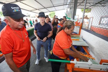 Prefeito David Almeida apresenta fábrica de vassouras ecológicas em operação na Semulsp como parte da política de economia circular de Manaus