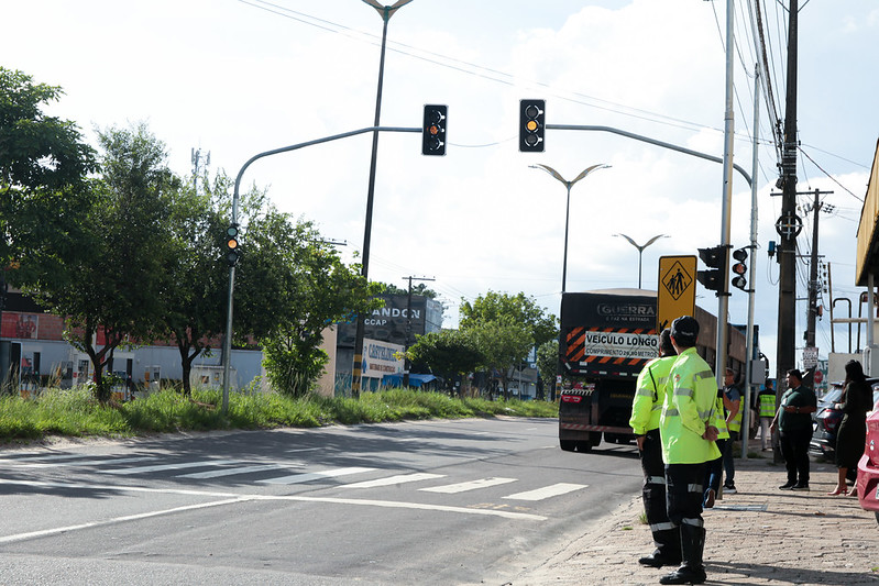 Prefeitura de Manaus instala semáforo para reforçar segurança viária em frente a escola na zona Norte