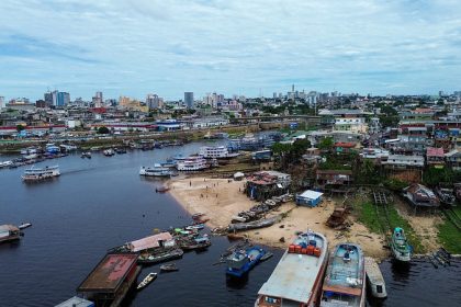 Prefeitura de Manaus revitaliza praia da Ponta Branca e devolve a área para lazer dos moradores de Educandos