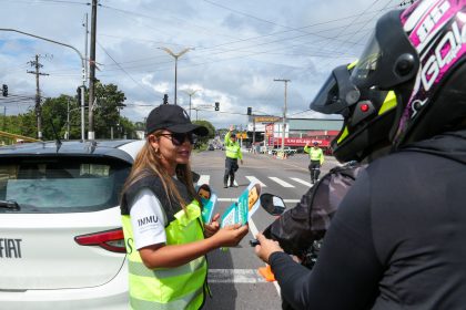 Prefeitura realiza ação educativa na avenida Max Teixeira e fortalece segurança viária com novos radares