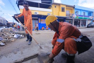 Prefeitura de Manaus recupera drenagem superficial da avenida Laguna, no bairro Lírio do Vale 