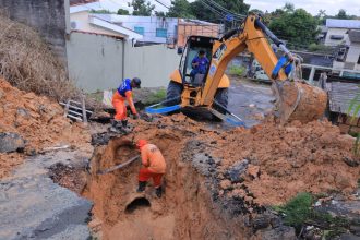 Prefeitura de Manaus atua de forma emergencial na reestruturação de rede de drenagem profunda em rua do bairro Parque 10 de Novembro  