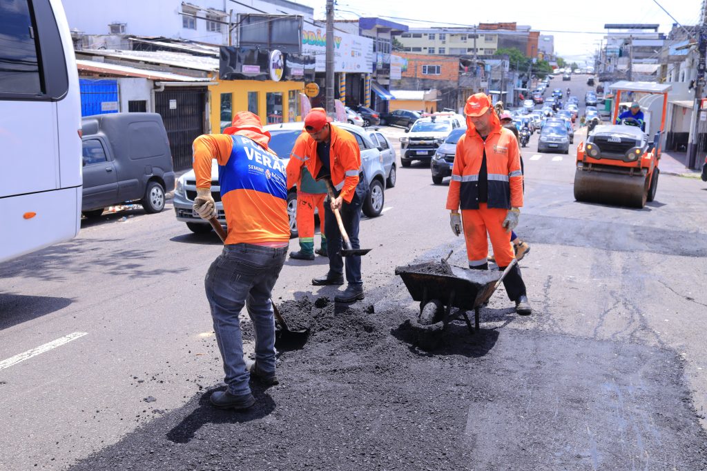 Bairro Praça 14 de Janeiro recebe serviços de manutenção asfáltica da Prefeitura de Manaus 