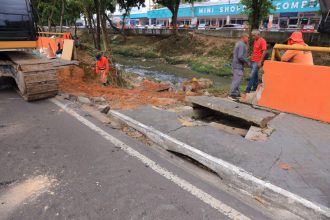 Prefeitura de Manaus realiza obra emergencial na avenida Brasil 