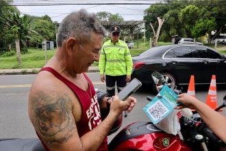 Prefeitura de Manaus orienta condutores sobre novos radares em blitz educativa na avenida Pedro Teixeira