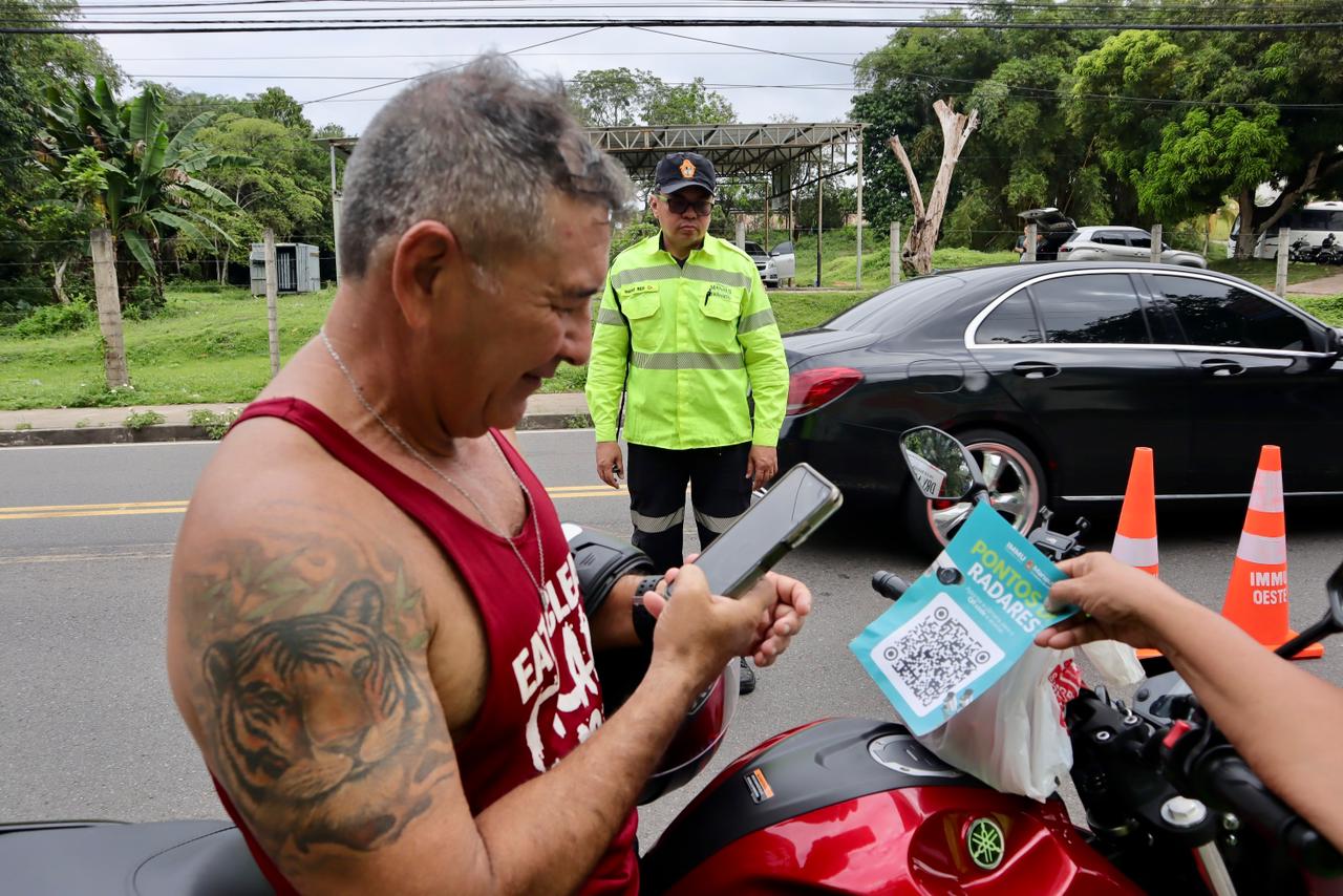 Prefeitura de Manaus orienta condutores sobre novos radares em blitz educativa na avenida Pedro Teixeira