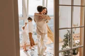 O Ritmo da Felicidade: Dançar e Cantar Como Terapia da Alma