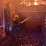 Bombeiros combatem incêndio em bar no bairro Nossa Senhora das Graças