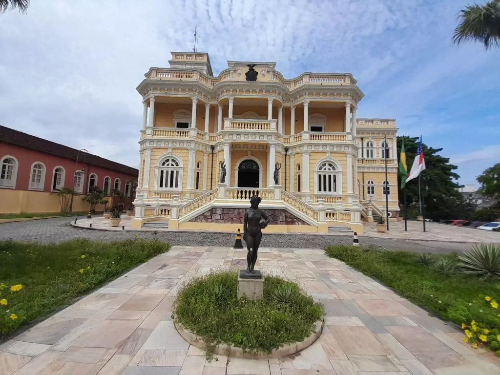 Palácio Rio Negro recebe exposição que celebra o protagonismo artístico de idosas em Manaus