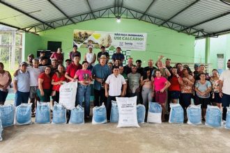 Semig entrega 6 toneladas de calcário em Rio Preto da Eva e beneficia 150 agricultores