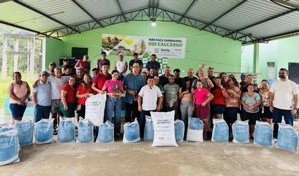 Semig entrega 6 toneladas de calcário em Rio Preto da Eva e beneficia 150 agricultores
