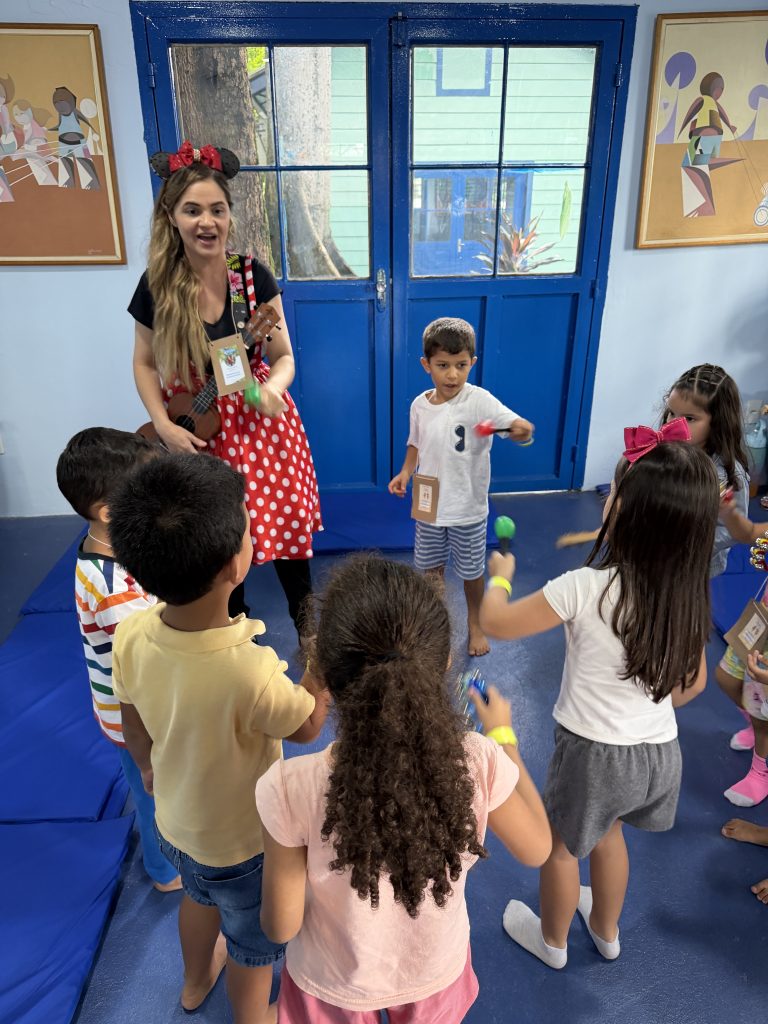 Oficina de música é desenvolvida com crianças na colônia de férias da Prefeitura de Manaus