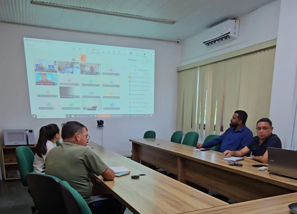 Idam e Adaf capacitam extensionistas para enfrentamento da mosca-da-carambola