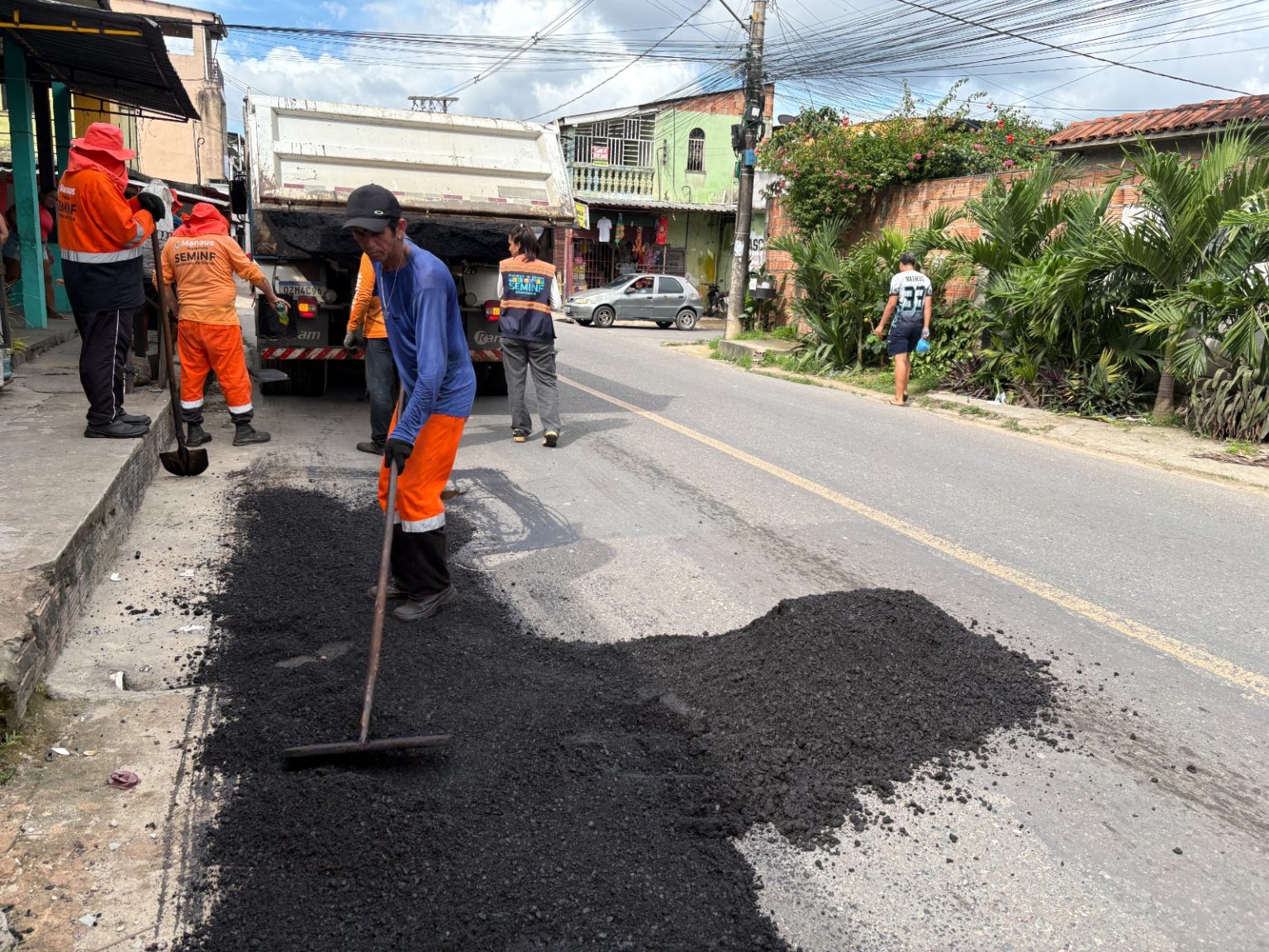 Prefeitura de Manaus revitaliza importante via do bairro Jorge Teixeira com recuperação asfáltica
