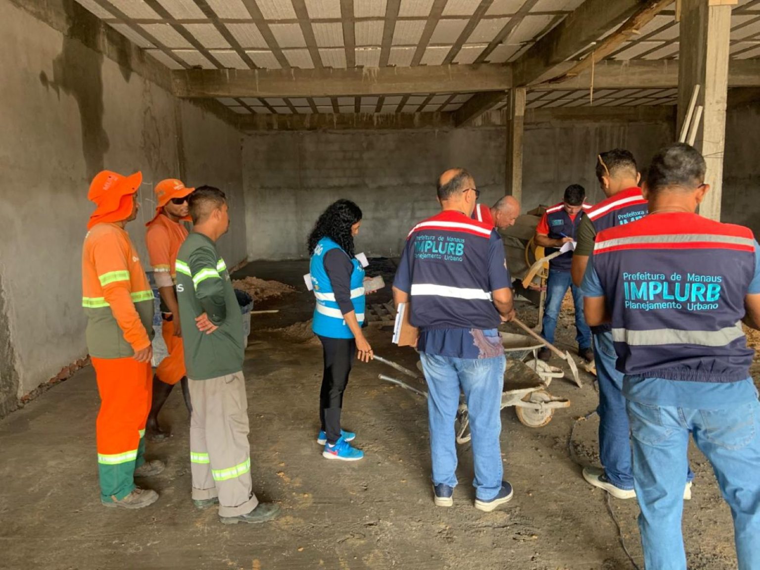 Obra de grande dimensão com mais de R$ 255 mil em multas é alvo de apreensão de ferramentas pela prefeitura 