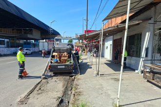 Prefeitura de Manaus remove veículos abandonados que obstruíam calçada na avenida Noel Nutels