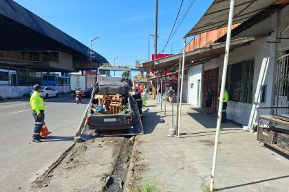 Prefeitura de Manaus remove veículos abandonados que obstruíam calçada na avenida Noel Nutels
