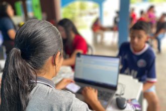 Prefeitura de Manaus emite mais de 3,5 mil cartões ‘PassaFácil’ em comunidades e leva cidadania a bairros mais distantes em 2025