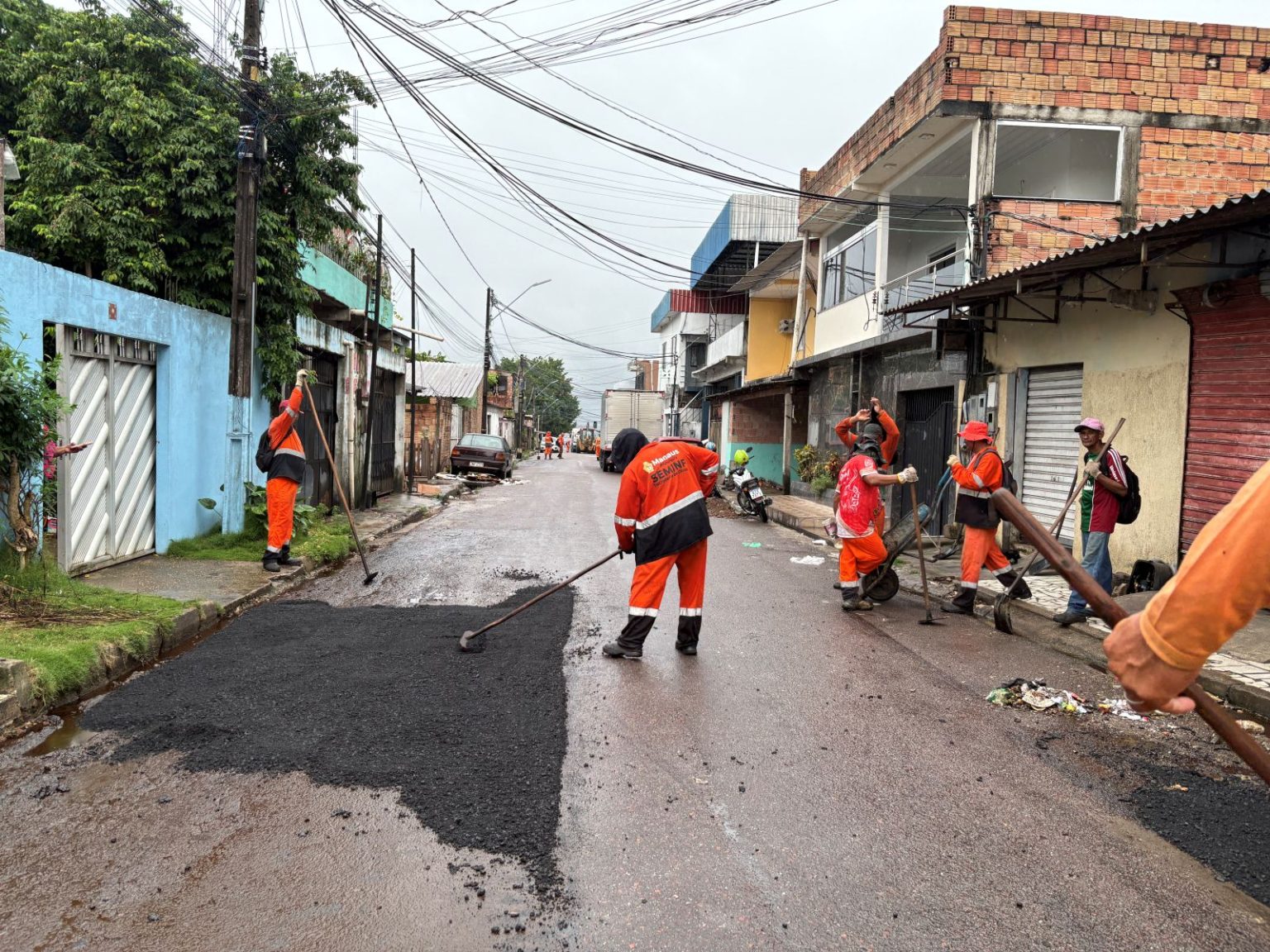 Prefeitura de Manaus atua em obra intensiva de recuperação asfáltica no bairro Jorge Teixeira