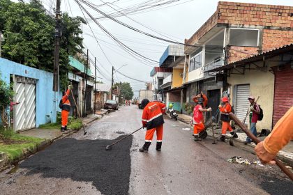 Prefeitura de Manaus atua em obra intensiva de recuperação asfáltica no bairro Jorge Teixeira
