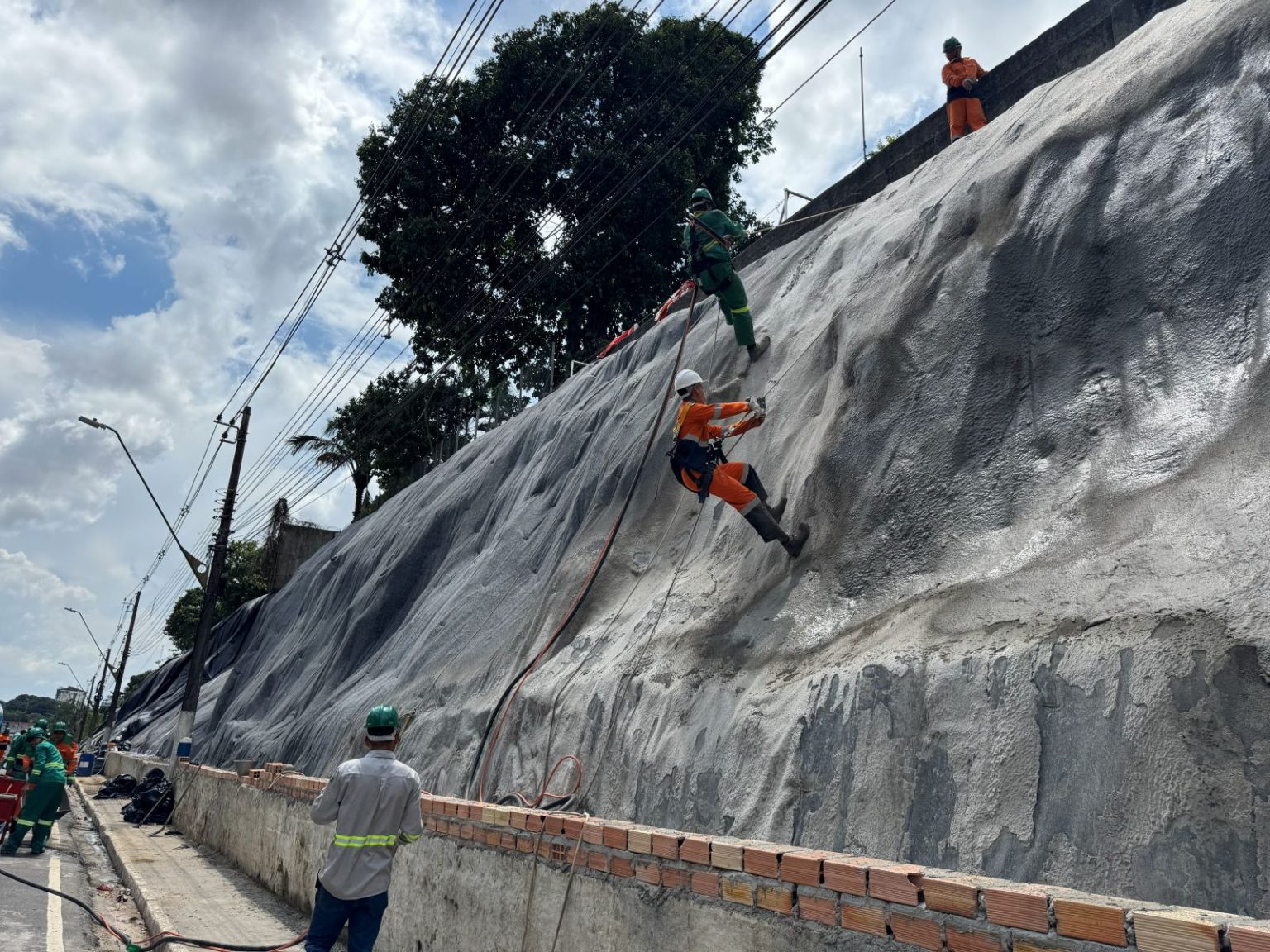 Prefeitura de Manaus avança com obra de jateamento de argamassa na contenção do talude da avenida Mário Ypiranga Monteiro 