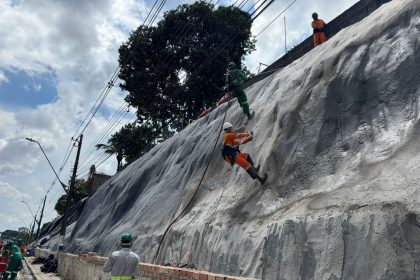 Prefeitura de Manaus avança com obra de jateamento de argamassa na contenção do talude da avenida Mário Ypiranga Monteiro 