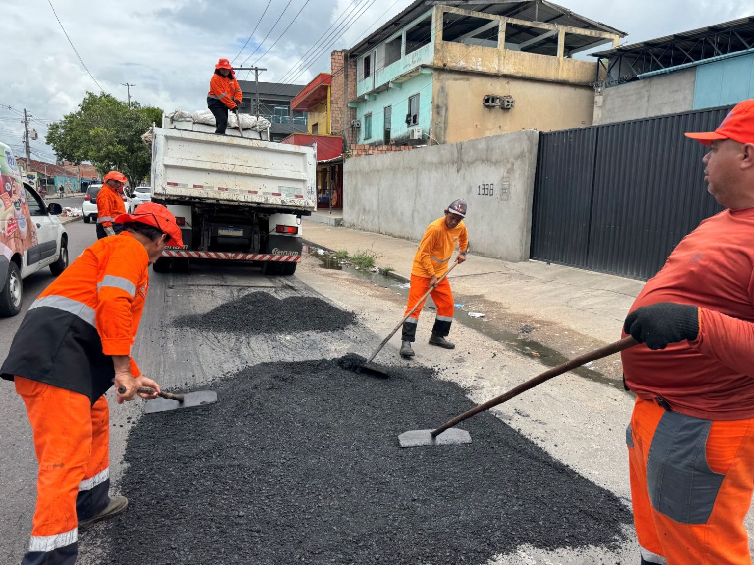 Prefeitura de Manaus avança com serviços de recuperação asfáltica na zona Leste da capital