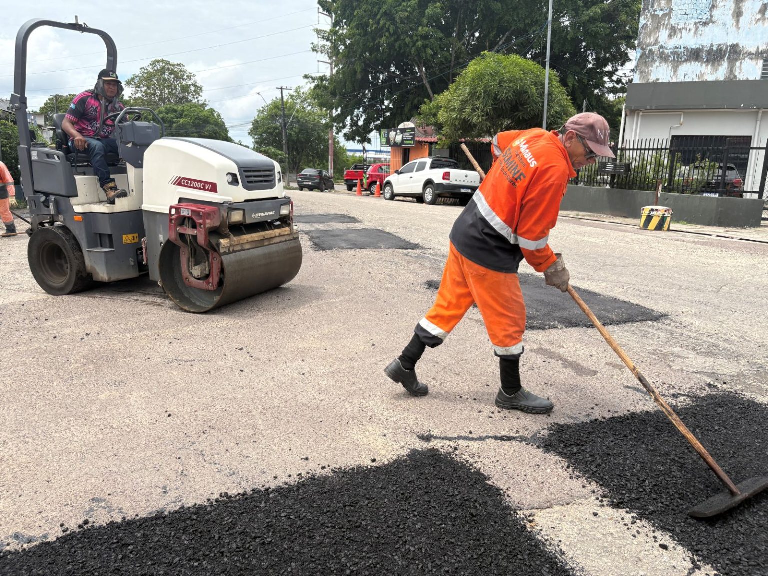 Prefeitura de Manaus executa manutenção asfáltica em via do bairro Mauazinho