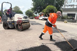 Prefeitura de Manaus executa manutenção asfáltica em via do bairro Mauazinho