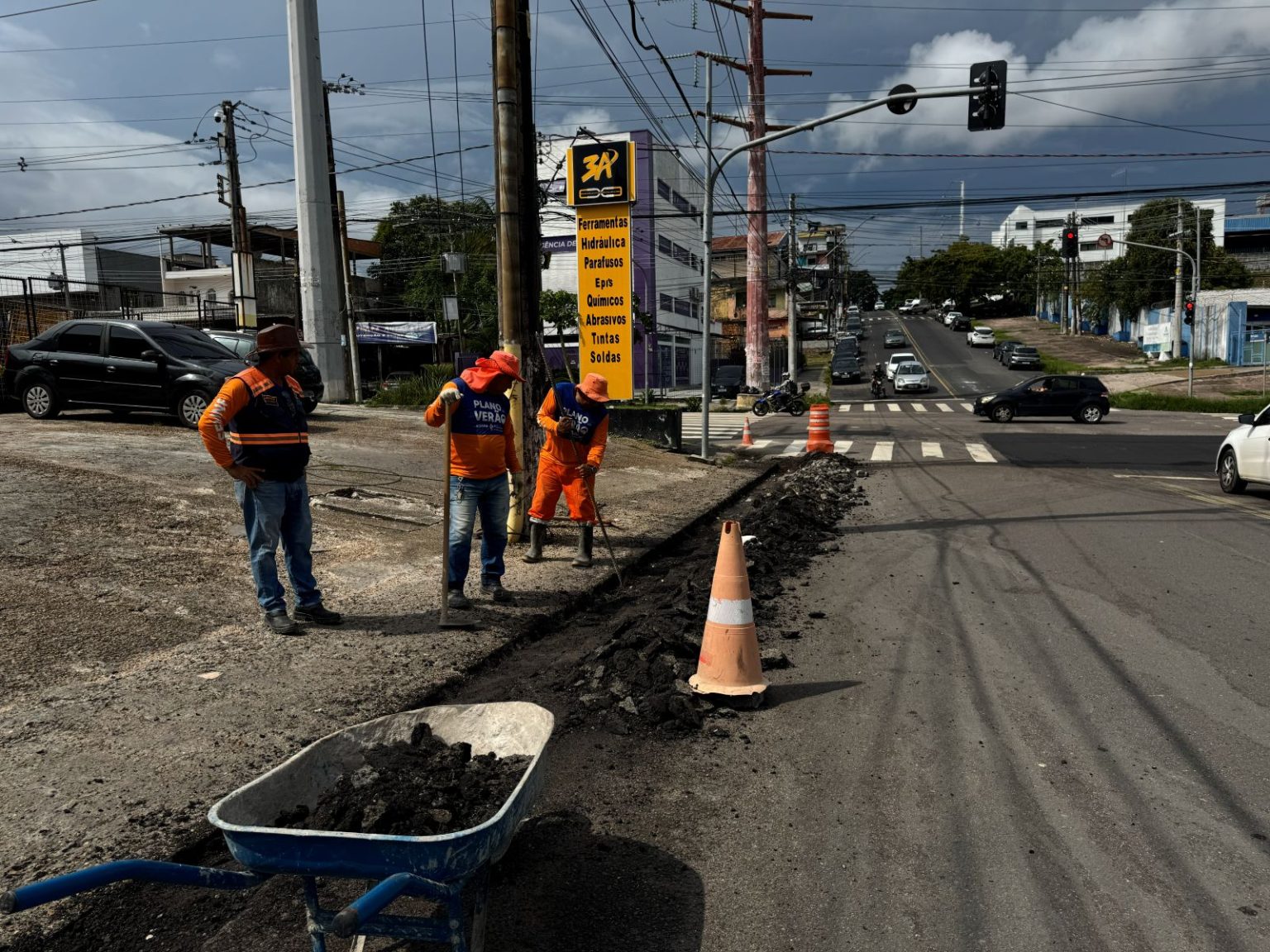 Prefeitura de Manaus executa obra preventiva de drenagem na avenida Urucará e reforça segurança viária