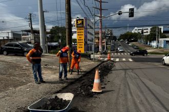 Prefeitura de Manaus executa obra preventiva de drenagem na avenida Urucará e reforça segurança viária