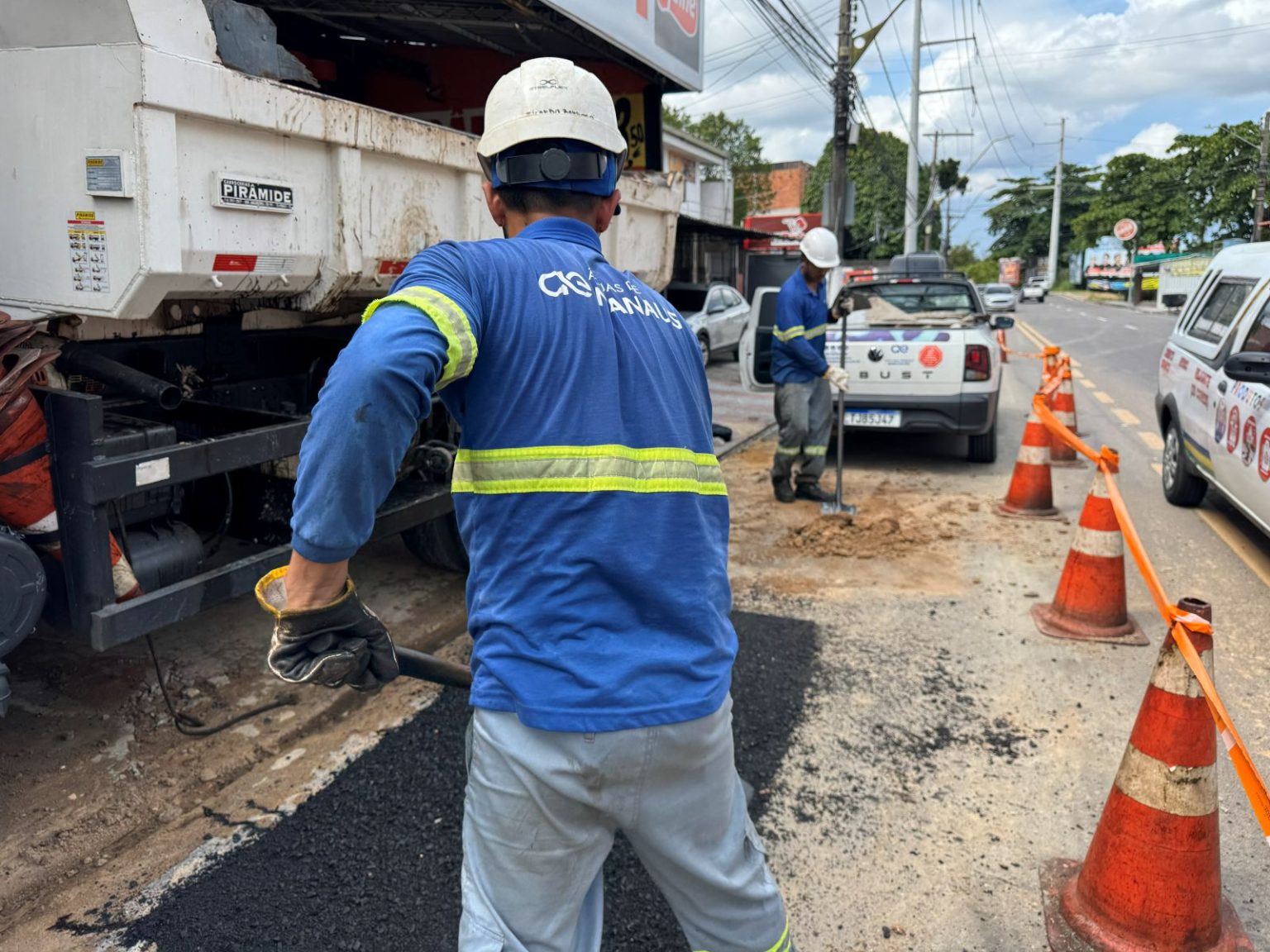 Prefeitura de Manaus fiscaliza serviço de concessionária de água após vazamento no bairro Parque 10 de Novembro 