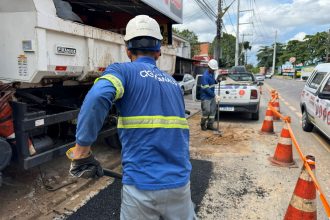 Prefeitura de Manaus fiscaliza serviço de concessionária de água após vazamento no bairro Parque 10 de Novembro 