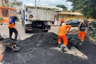 Prefeitura de Manaus intensifica manutenção asfáltica no bairro Raiz e garante mais mobilidade à zona Sul