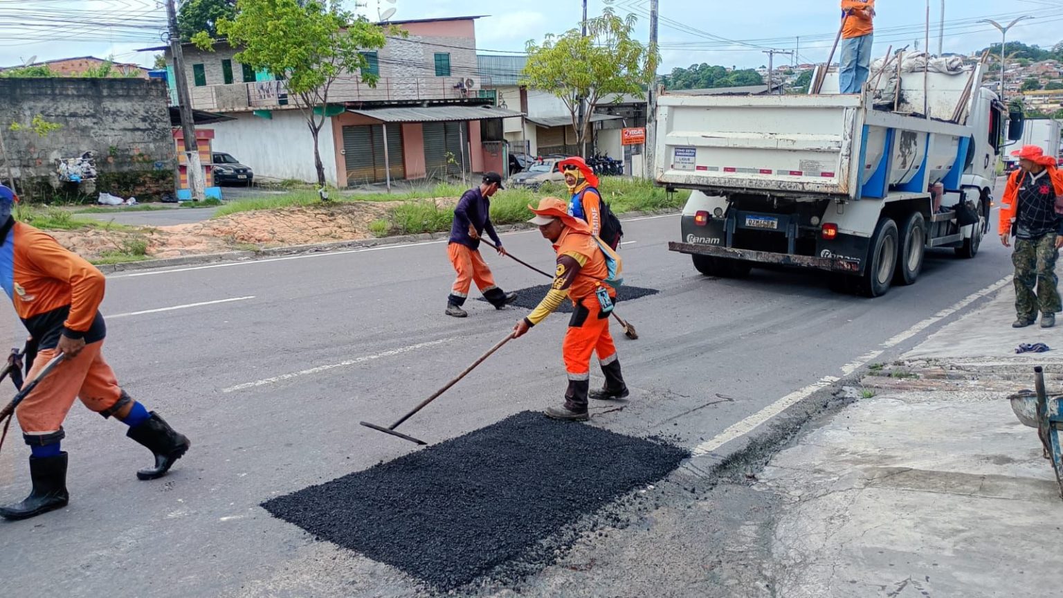 Prefeitura de Manaus realiza manutenção asfáltica na avenida Margarita, no bairro Cidade de Deus 