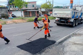 Prefeitura de Manaus realiza manutenção asfáltica na avenida Margarita, no bairro Cidade de Deus 
