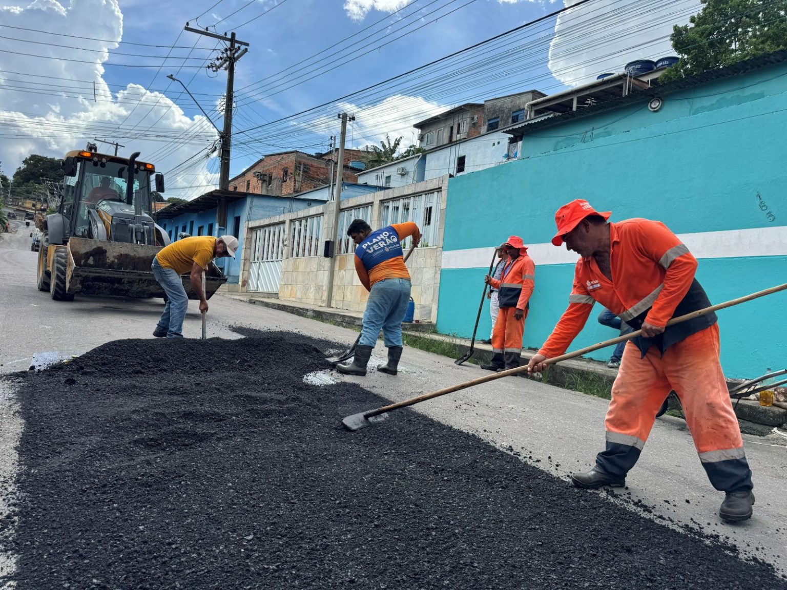 Prefeitura de Manaus realiza obras simultâneas de recuperação asfáltica no bairro Gilberto Mestrinho 