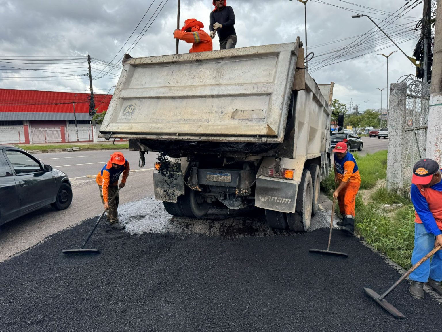 Prefeitura de Manaus reforça mobilidade no bairro Flores com obra de manutenção asfáltica na avenida Nilton Lins