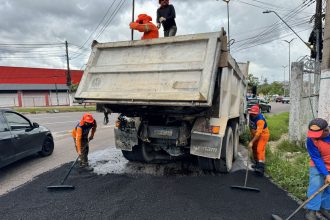 Prefeitura de Manaus reforça mobilidade no bairro Flores com obra de manutenção asfáltica na avenida Nilton Lins