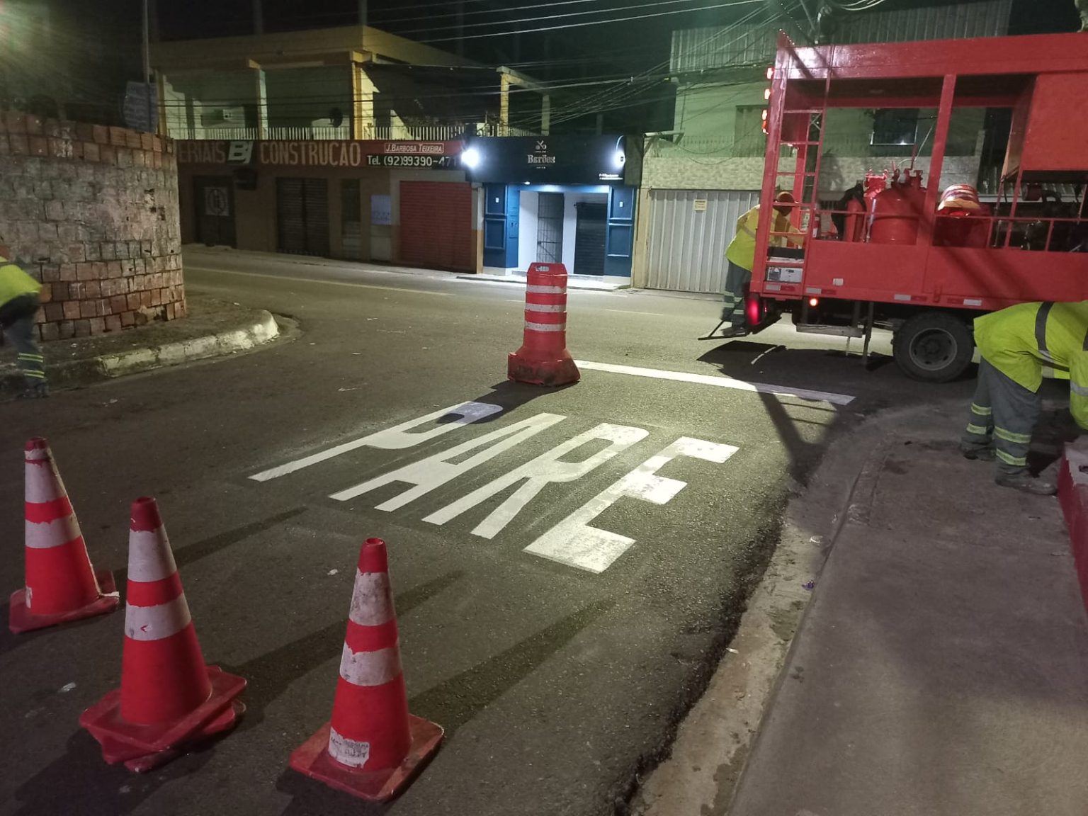 Prefeitura revitaliza sinalização viária para ordenar o trânsito e reduzir acidentes em Manaus
