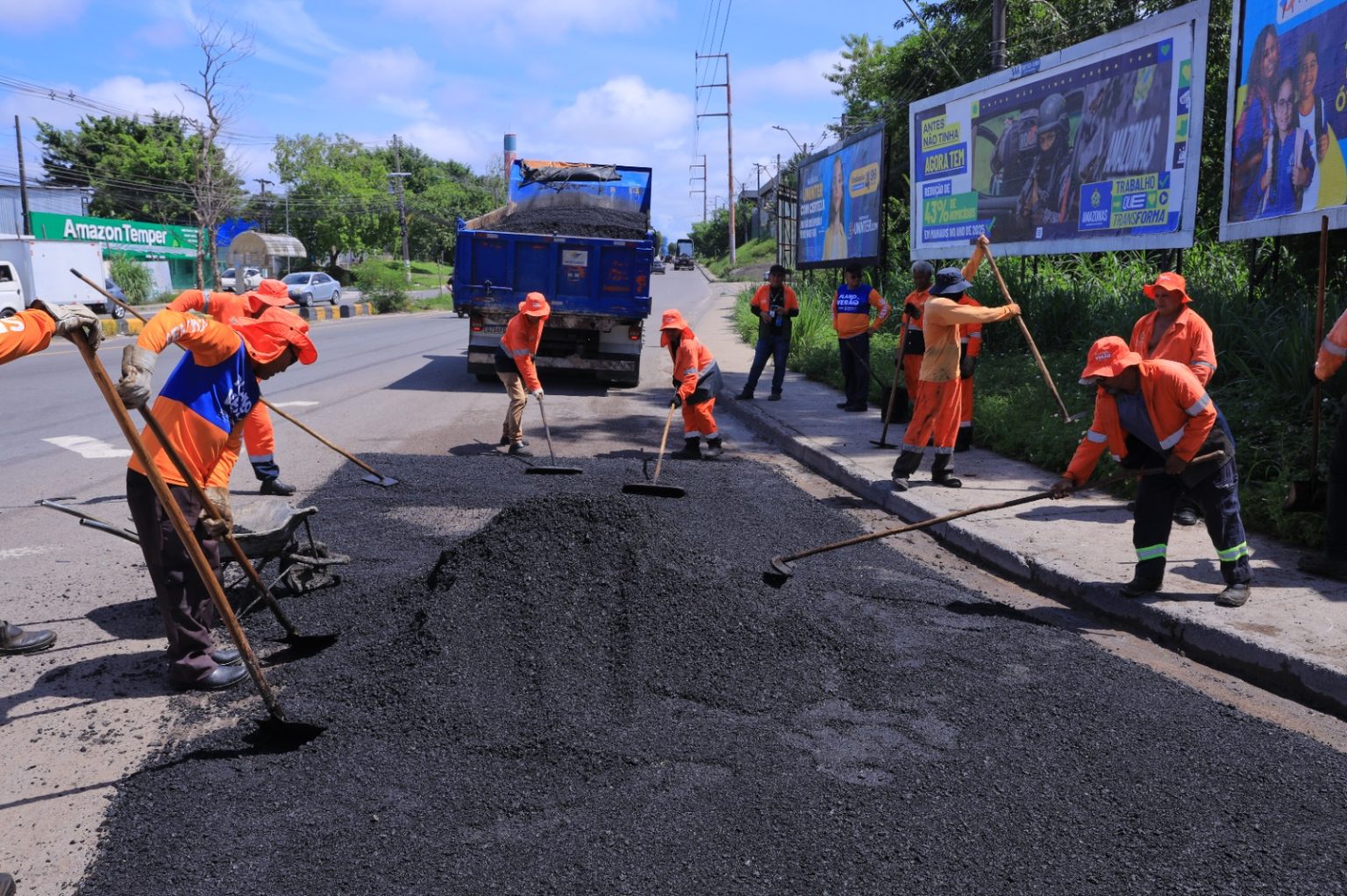 Serviço de manutenção asfáltica é executado pela Prefeitura de Manaus em via do Distrito Industrial