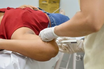 SES-AM qualifica profissionais da Atenção Básica de Saúde para inserção de implante contraceptivo