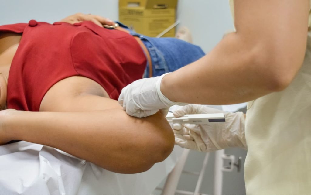 SES-AM qualifica profissionais da Atenção Básica de Saúde para inserção de implante contraceptivo