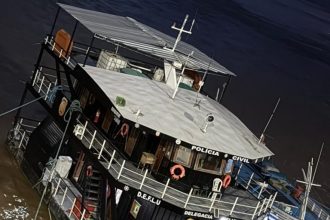 Base Paulo Pinto Nery: PC-AM apreende 12 toneladas de pirarucu seco em embarcação próximo à Itacoatiara