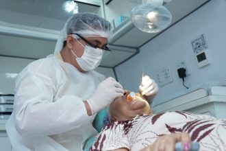 Unidade odontológica móvel da prefeitura atende idosos residentes da Fundação Dr. Thomas