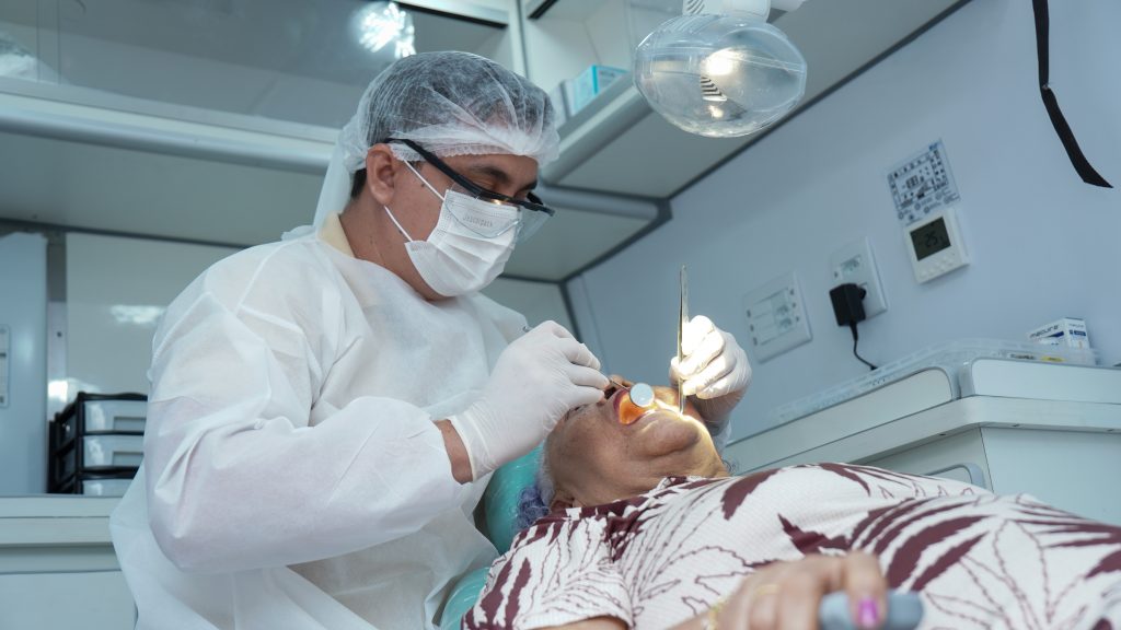 Unidade odontológica móvel da prefeitura atende idosos residentes da Fundação Dr. Thomas