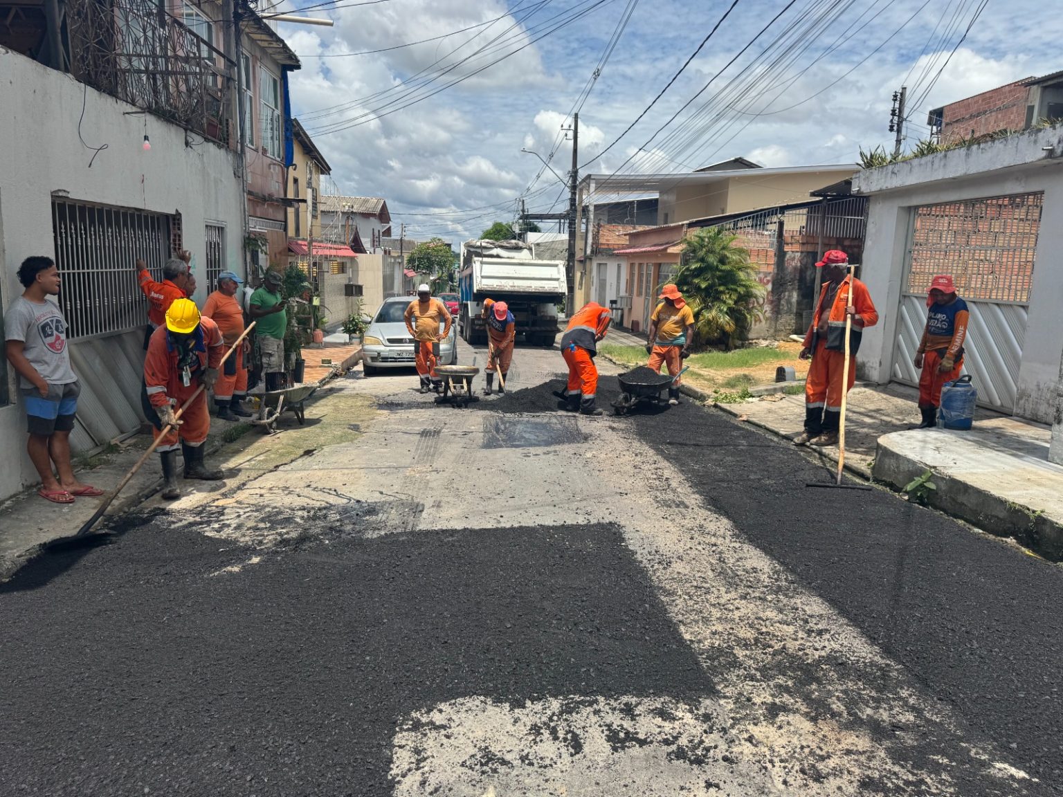 Prefeitura de Manaus leva asfalto ao bairro Coroado em ação de recuperação viária