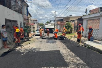 Prefeitura de Manaus leva asfalto ao bairro Coroado em ação de recuperação viária