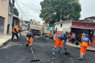 Prefeitura de Manaus realiza intervenção em via no bairro Zumbi com obra de recuperação asfáltica