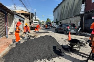 Prefeitura de Manaus trabalha em obra de recuperação asfáltica e muda visual de rua no bairro São José Operário